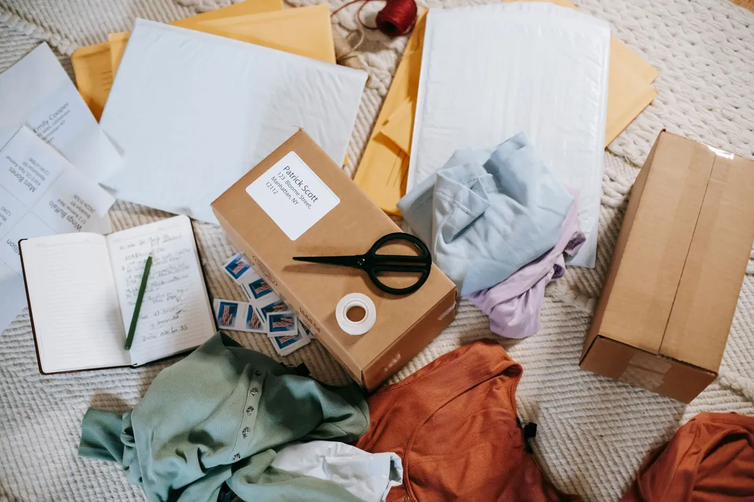 Gestapelte Umzugskartons mit Packpapier und Klebeband als Packmaterial
